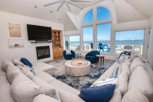 salon z dużą kanapą i telewizorem w obiekcie LUXURY, OCEANFRONT, Pool, ELEV, Rec Rm, Beach Access, Ocean Views! WL983, Fairligh w mieście Corolla