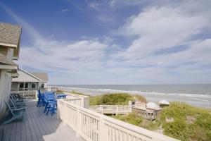 balkon z niebieskimi krzesłami i widokiem na ocean w obiekcie LUXURY, OCEANFRONT, Pool, ELEV, Rec Rm, Beach Access, Ocean Views! WL983, Fairligh w mieście Corolla