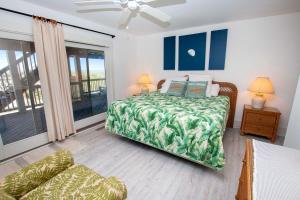 sypialnia z łóżkiem i kanapą w obiekcie LUXURY, OCEANFRONT, Pool, ELEV, Rec Rm, Beach Access, Ocean Views! WL983, Fairligh w mieście Corolla +49 zdjęć