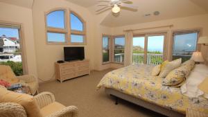 Telewizja i/lub zestaw kina domowego w obiekcie OCEANFRONT, Pool, Priv Beach Access, Rec Rm, WL945, Sweet Dreams