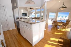 Virtuve vai virtuves zona naktsmītnē WL925, Iselin- Oceanfront, Private Pool, Close to Beach Access, Ocean Views, Pool Table