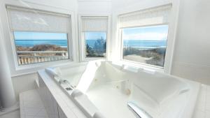 Vannas istaba naktsmītnē WL925, Iselin- Oceanfront, Private Pool, Close to Beach Access, Ocean Views, Pool Table