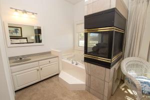 Vannas istaba naktsmītnē WL925, Iselin- Oceanfront, Private Pool, Close to Beach Access, Ocean Views, Pool Table