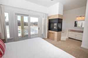 Gulta vai gultas numurā naktsmītnē WL925, Iselin- Oceanfront, Private Pool, Close to Beach Access, Ocean Views, Pool Table