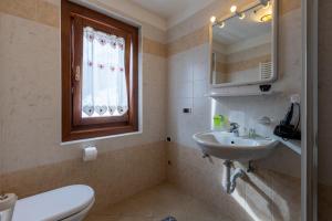 Ένα μπάνιο στο Fior d'Alpe Apartment +23 φωτογραφίες