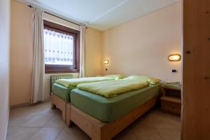 Ένα ή περισσότερα κρεβάτια σε δωμάτιο στο Fior d'Alpe Apartment