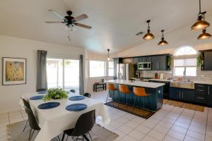 Η κουζίνα ή μικρή κουζίνα στο Modern Chandler Retreat with Private Outdoor Pool