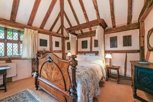 een slaapkamer met een groot bed in een kamer bij Hell Fyre 1594 by Inspire Stays in Itchingfield
