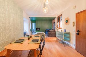 una sala da pranzo con tavolo e un soggiorno di La FORGE Appartement chaleureux et Grands espaces a Molsheim