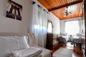 - un salon avec un canapé et une chaise dans l'établissement Casa da Avó, à Ponte de Lima