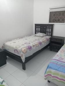 1 dormitorio con 1 cama en una habitación en Squid Hostel, en Santa Marta