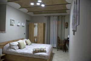 A bed or beds in a room at Tra Langhe e Monviso