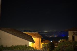 - une vue sur la ville la nuit dans l'établissement Tra Langhe e Monviso, à Novello