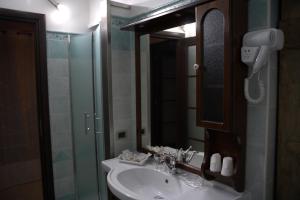 A bathroom at Tra Langhe e Monviso