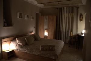 A bed or beds in a room at Tra Langhe e Monviso