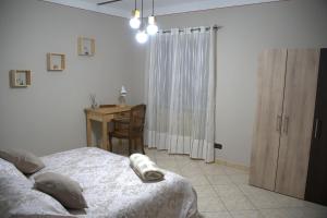 A bed or beds in a room at Tra Langhe e Monviso