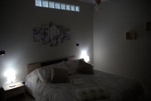 A bed or beds in a room at Tra Langhe e Monviso