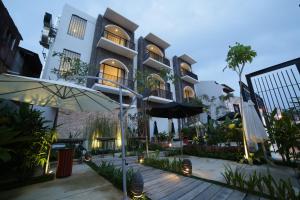 un edificio con un ombrello davanti di 1825 Gallery Hotel a Malacca