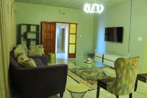 - un salon avec un canapé et une table dans l'établissement La Maison Guesthouse, à Thohoyandou