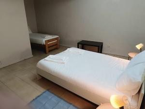 1 dormitorio con 1 cama grande y mesita de noche en Spacious economic Center Porto Flat, en Oporto