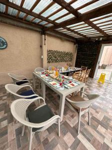 een patio met een tafel en stoelen in een gebouw bij Ravne Energy Apartments in Visoko
