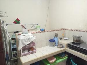 una cucina con lavandino e piano di lavoro di Penginapan Syari'ah Parak Anau a Tabing