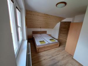 Ένα ή περισσότερα κρεβάτια σε δωμάτιο στο Chata Berešík