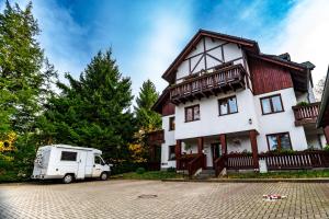 カルパチにあるApartament Przy Szlaku, bezpłatny parkingの家の前に駐車した白いトラック