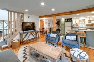 sala de estar con sillas azules y cocina en Hilltop Walton Getaway with Picturesque Views!, en Walton