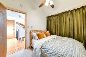 Un dormitorio con una cama y una cortina verde. en Hilltop Walton Getaway with Picturesque Views!, en Walton