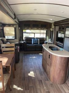 uma cozinha e sala de estar de um rv em The Bellefonte Campground em Bellefonte