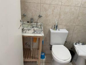 een badkamer met een wit toilet en een wastafel bij Departamento Calle Principal en Gualeguaychú, Pagos en USD in Gualeguaychú