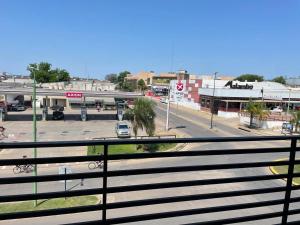 uitzicht op een straat met een parkeerplaats bij Departamento Calle Principal en Gualeguaychú, Pagos en USD in Gualeguaychú