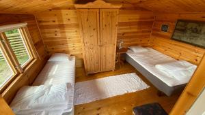 En eller flere senge i et værelse på Charmig, nyrenoverat och fullt utrustad stuga. Anpassad för hundar, nära till naturen och havet. Gångavstånd till golfbana.