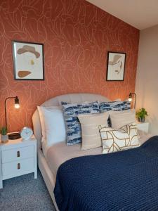 Stunning Luxury 3 Bed Penthouse Sleeps 2 to 6 tesisinde bir odada yatak veya yataklar
