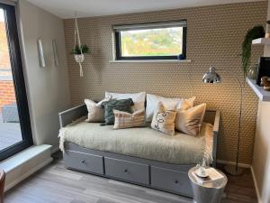 ハイスにあるStunning Luxury 3 Bed Penthouse Sleeps 2 to 6のベッド(枕付)が備わる客室です。