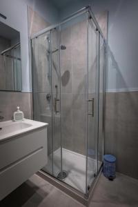 y baño con ducha de cristal y lavabo. en Il Rosone - Rooms&Apartments, en Alatri