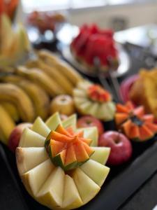 ein Tablett mit Äpfeln und anderen Früchten auf dem Tisch in der Unterkunft SD Plaza Hotel in Sobral