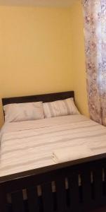 uma cama grande num quarto com em Al-Ed Home em Butuan