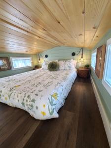 En eller flere senge i et værelse på Tiny Digs Lakeshore - Tiny House Lodging
