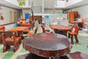 um quarto com mesas e cadeiras de madeira e uma mesa com em View Mansion em Ban Bang Saen (1)