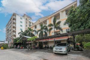 a car parked in front of a building at View Mansion in Ban Bang Saen (1)