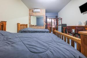 a bedroom with two beds and a table and chairs at View Mansion in Ban Bang Saen (1)