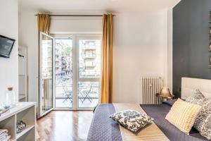 um quarto com uma cama e uma janela com uma varanda em Stasera a casa da M.E. em Roma