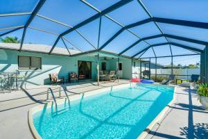 una piscina con un gran techo de cristal en Bright and Modern Cape Coral Home with Private Pool, en Cabo Coral