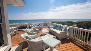 balkon z krzesłami i widokiem na ocean w obiekcie OCEANFRONT, Ocean views, ELEV, Private Pool, Private beach access, WL1083, Lighthouse Drive w mieście Corolla