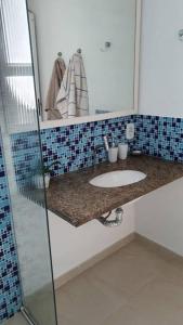 Koupelna v ubytování Apto Pé Na Areia - Praia das Astúrias Guarujá-SP