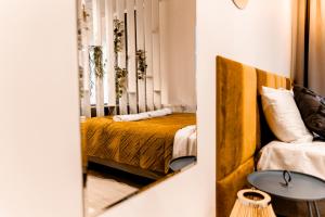 Säng eller sängar i ett rum på Hop & Lulu Premium Apartments