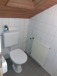 Um banheiro em Gästewohnung in Parkstetten bei Straubing
