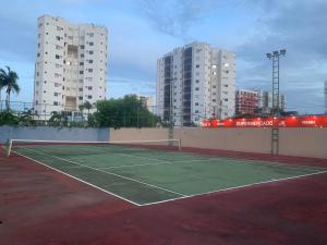 a tennis court with two tall buildings in the background at Thermas do Bandeirante in Caldas Novas